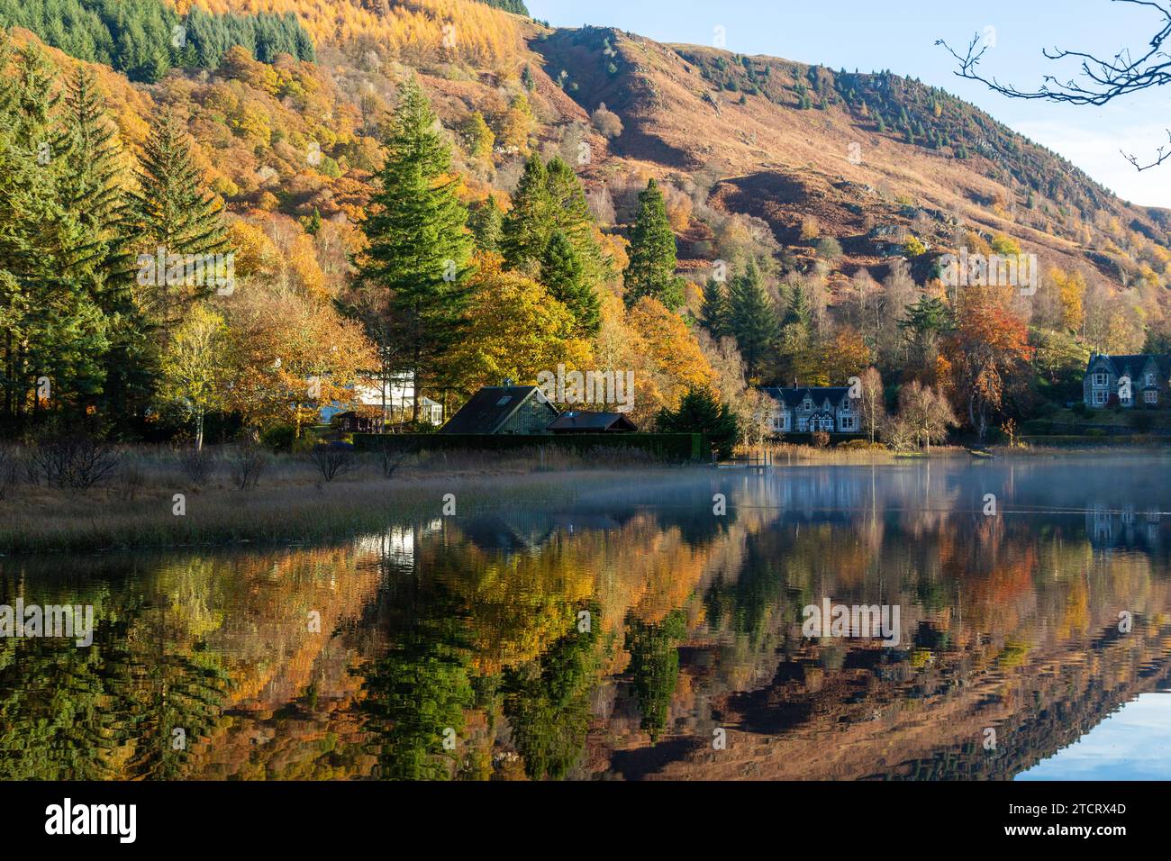 Splendidi colori autunnali sul Loch Ard nel Parco Nazionale Trossachs, Scozia Foto Stock