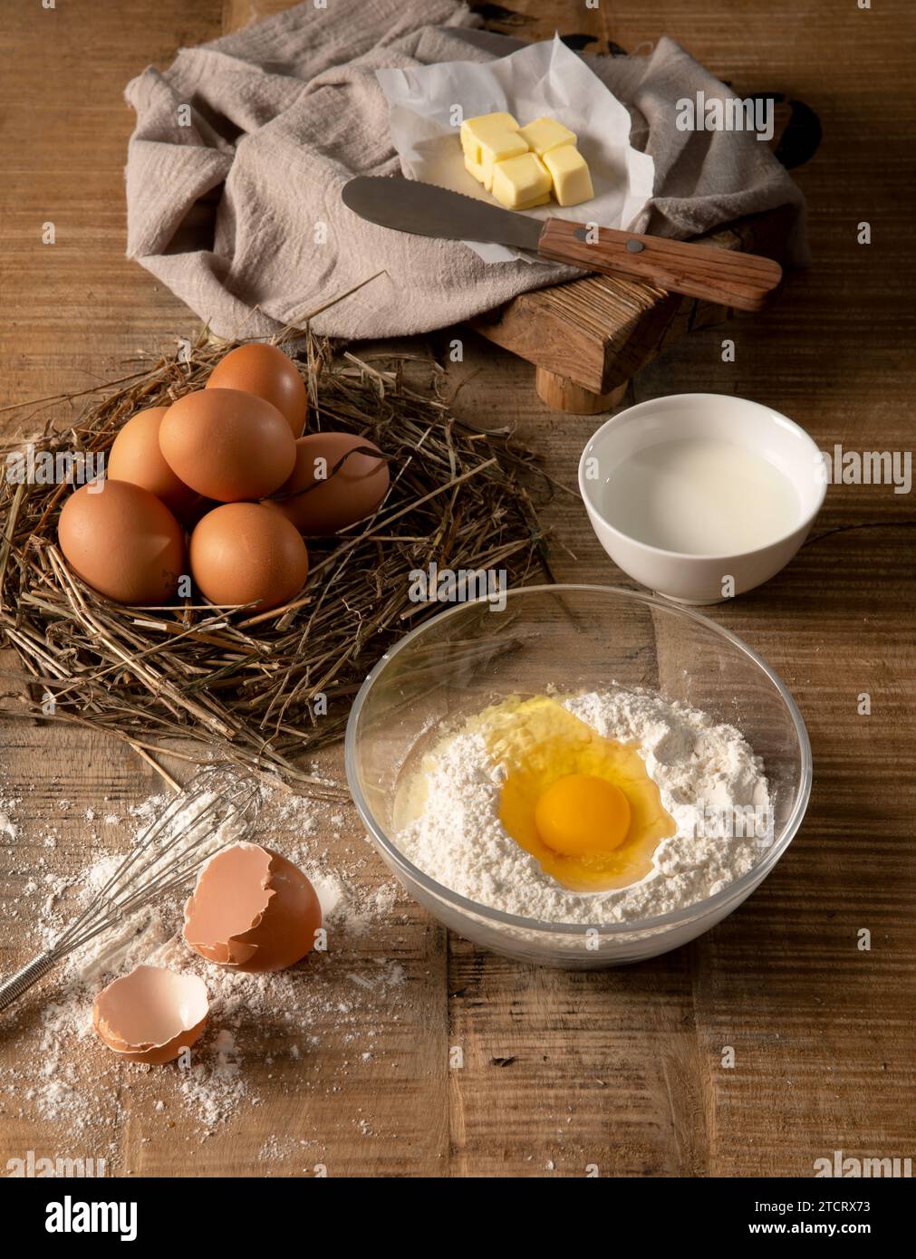 Ingredienti da forno e utensili da cucina su fondo di legno Foto Stock