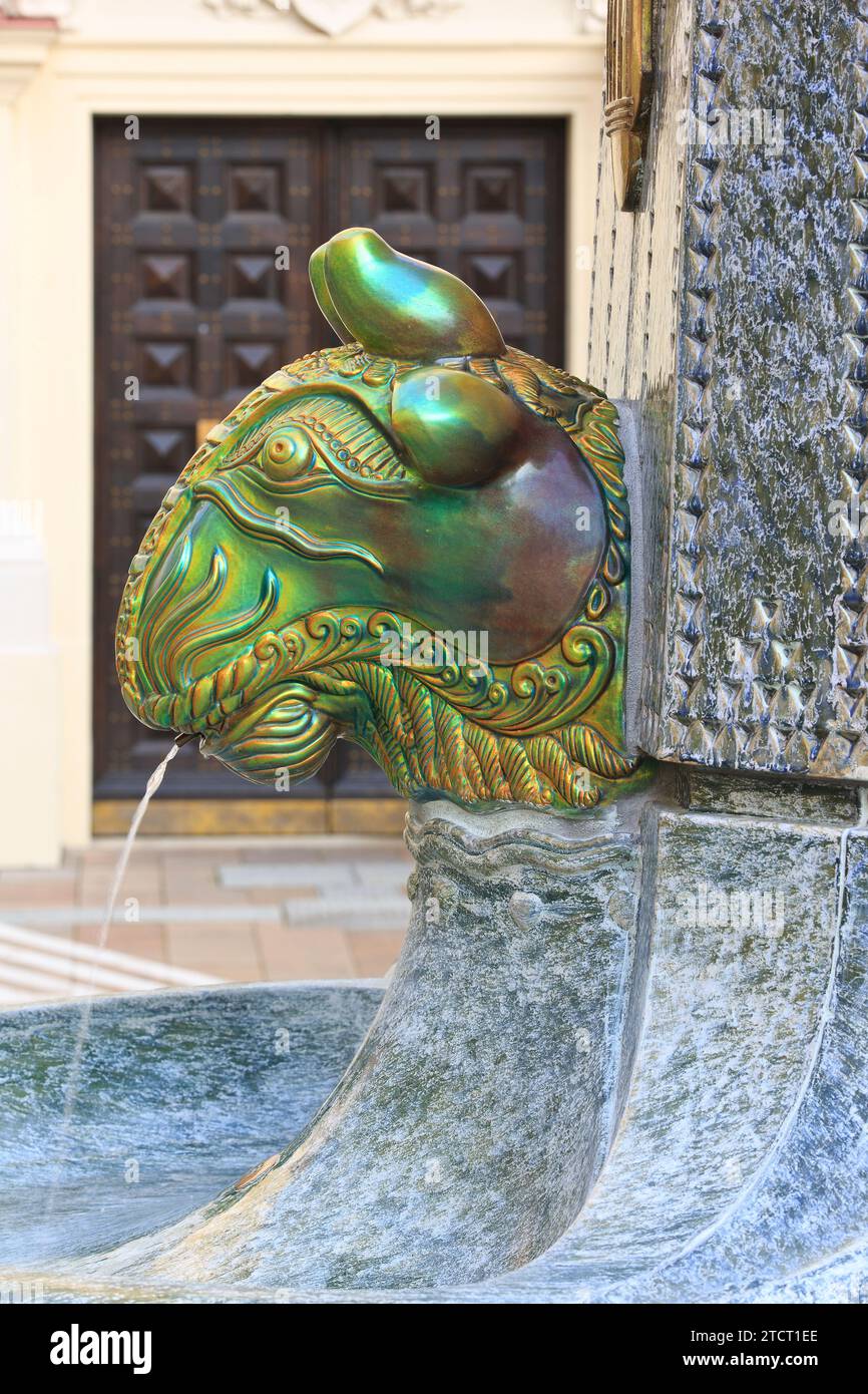 Uno dei quattro rubinetti a testa di bue che sputano acqua di eosina della Fontana di Zsolnay (Art Nouveau) a Pecs, Ungheria Foto Stock