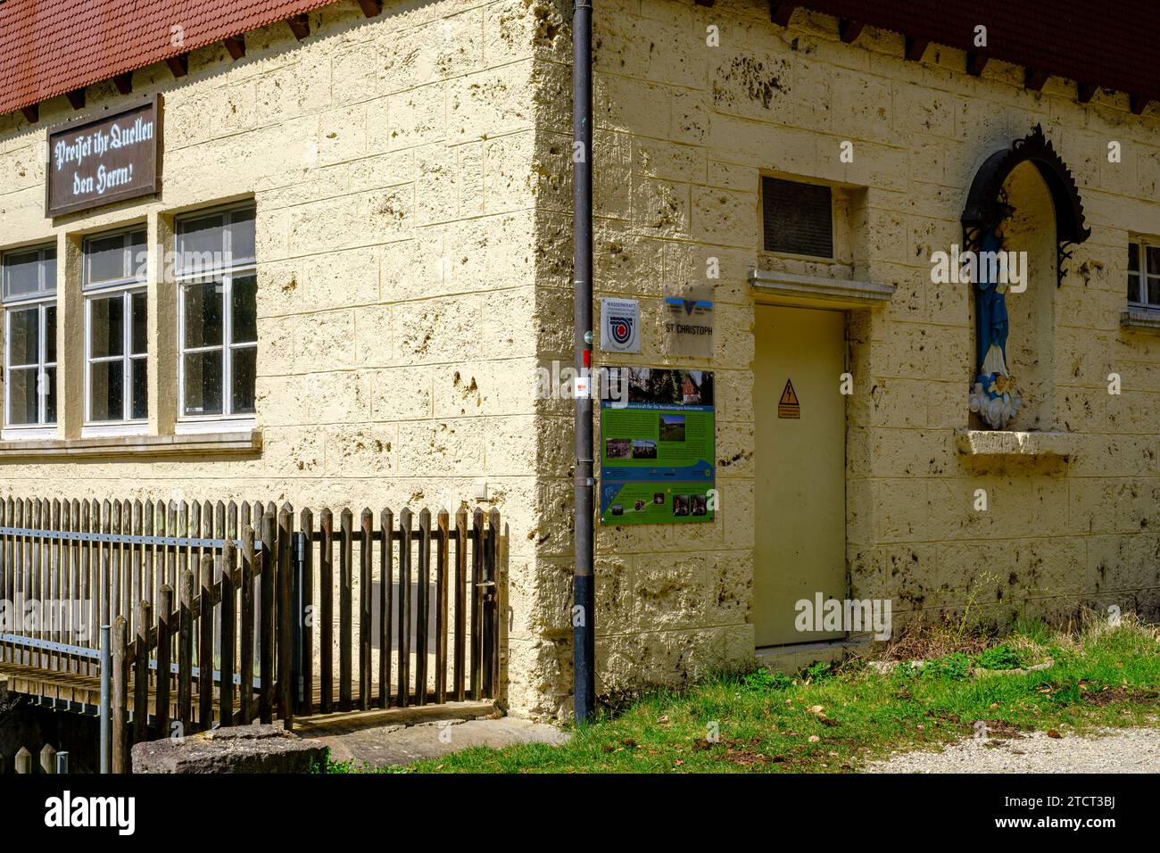 Il St. La centrale idroelettrica Christoph produce elettricità dall'idropotenza del fiume grosse Lauter, vicino a Lauterach, Swabian Alb, Germania. Foto Stock