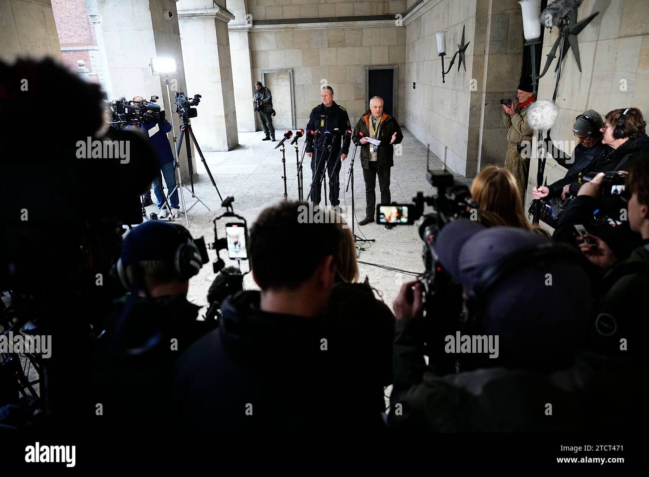 L'ispettore capo della polizia e capo operativo del PET, Flemming Drejer (destra) e l'ispettore di polizia senior e capo dei servizi di emergenza della polizia di Copenaghen, Peter Dahl tengono una conferenza stampa sull'azione coordinata della polizia, presso la stazione di polizia di Copenaghen, giovedì 14 dicembre 2023. PET e un certo numero di circoli di polizia del paese hanno fatto arresti di primo giovedì mattina in un'azione coordinata diversi luoghi in Danimarca. L'operazione è stata effettuata sulla base del sospetto di preparazione ad un attacco terroristico. (Foto: Martin Sylvest/Scanpix 2023) Foto Stock