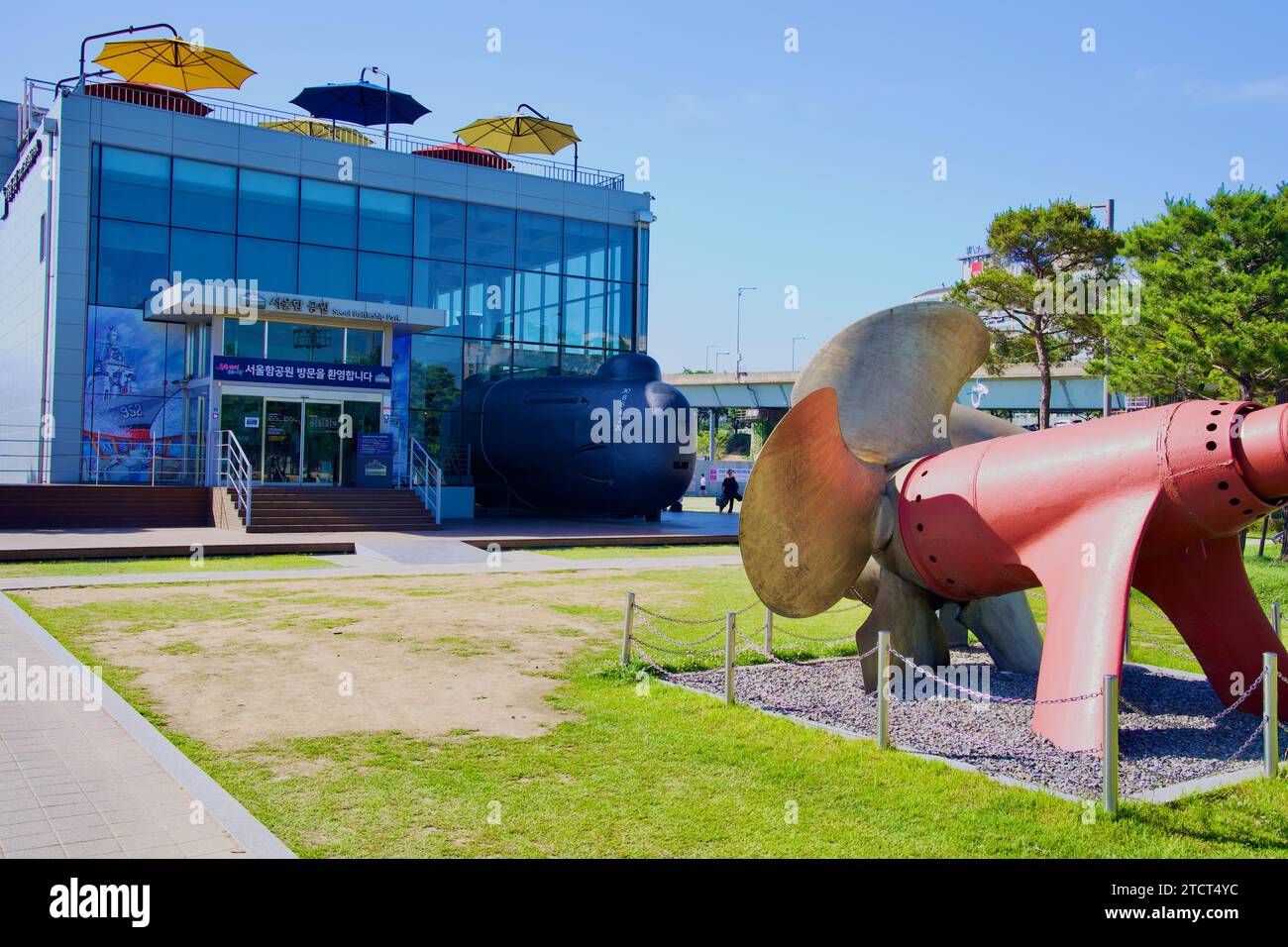 Seul, Corea del Sud - 3 giugno 2023: Una vista mozzafiato dell'edificio principale del museo del Parco delle navi da guerra di Seul, con la facciata di un sottomarino Classe Dolphin Foto Stock
