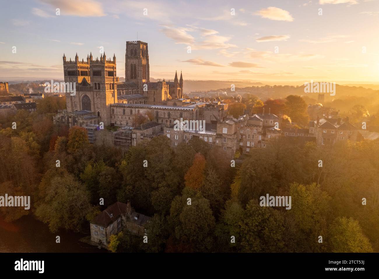 Incredibile ripresa aerea all'alba della Cattedrale di Durham e del fiume Wear a Durham, al culmine dell'autunno. Contea di Durham, Inghilterra Foto Stock