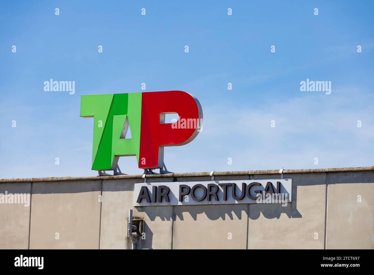 Compagnia aerea nazionale portoghese, TAP, Transportes Aereos Portugueses, logo in cima al terminal 1 dell'edificio, Terminal 1, Aeroporto di Lisbona, Aeroporto Humberto Delg Foto Stock