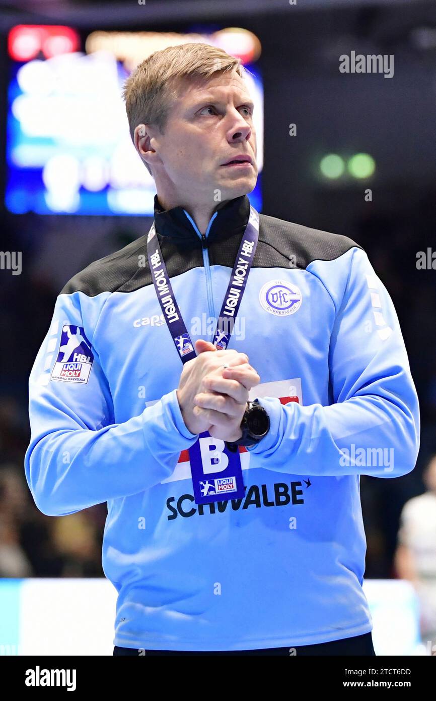 Gudjon Valur Sigurdsson (VfL Gummersbach Trainer) reibt sich die Haende Handball, DHB Pokal, Achtelfinale, VfL Gummersbach vs. Frisch Auf Goeppingen, Schwalbe Arena Gummersbach, 13.12.2023 foto: Eibner-Pressefoto/Juergen Augst Foto Stock