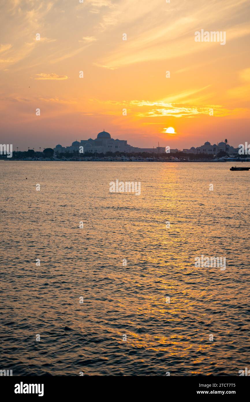 Palazzo Presidenziale ad Abu Dhabi al tramonto, Emirati Arabi Uniti Foto Stock