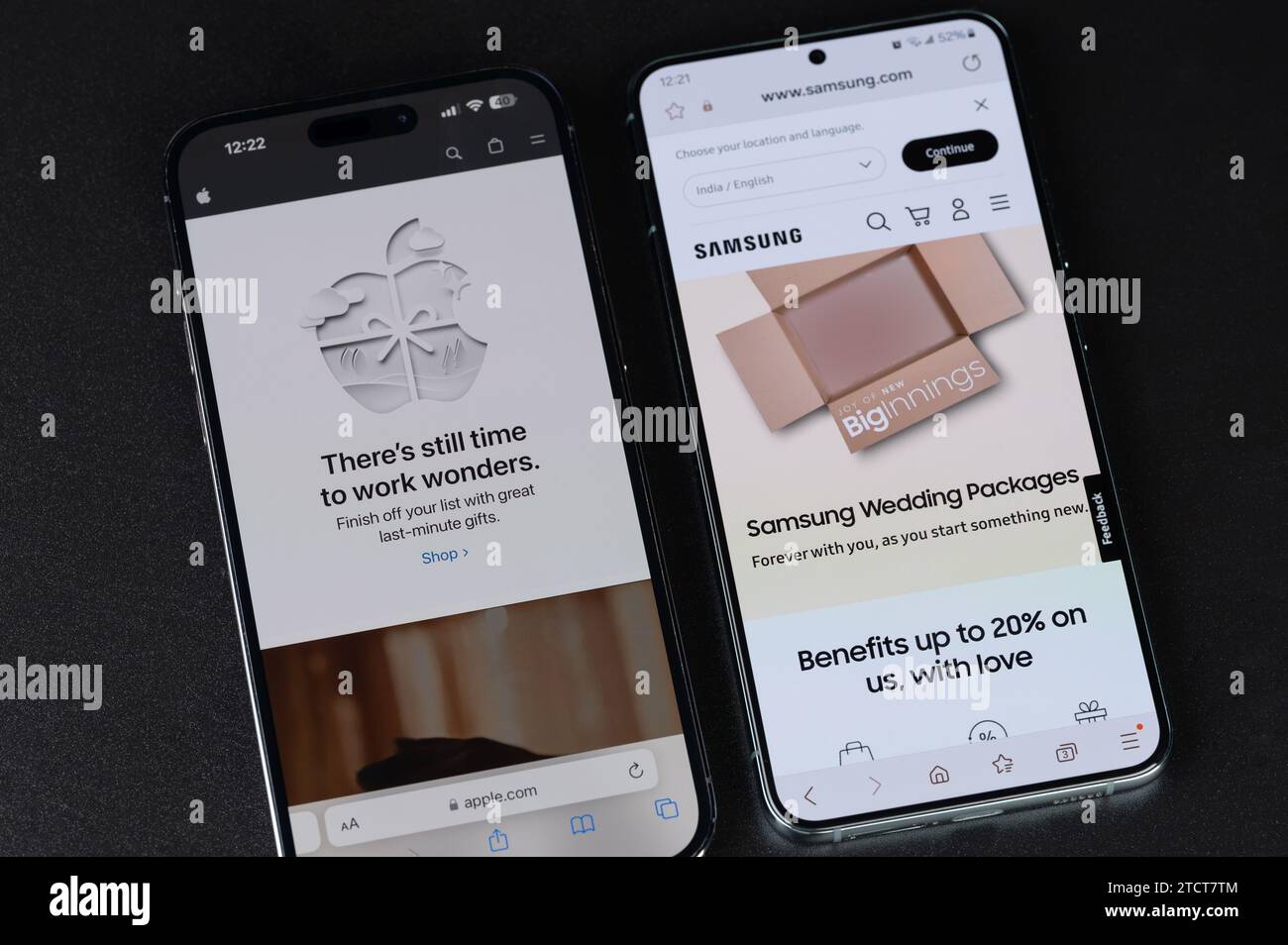 New York, USA - 11 dicembre 2023: Vista ravvicinata della schermata di vendita dei negozi Web Apple e samsung Foto Stock