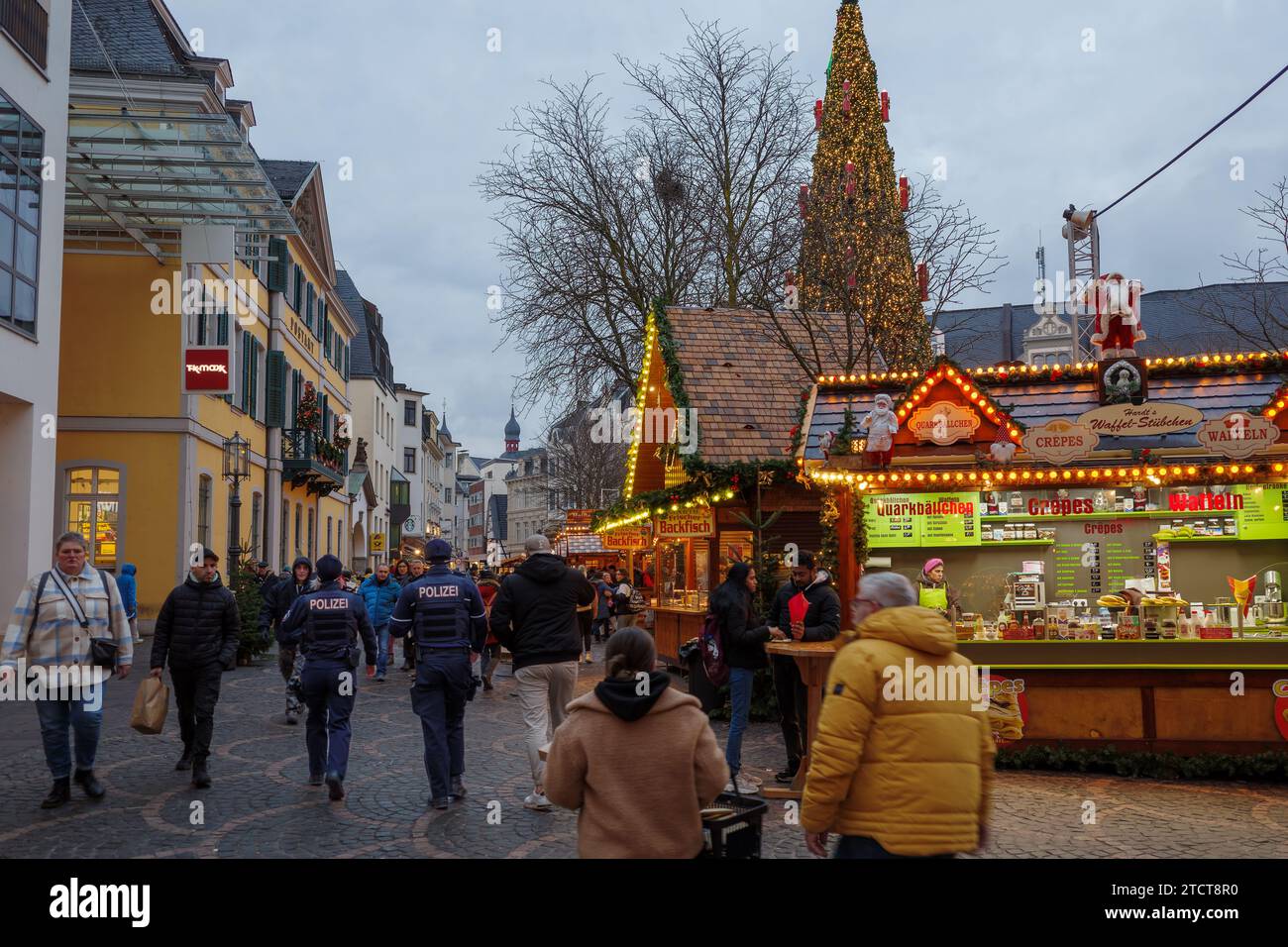 Bonn, Germania - 6 dicembre 2023: Agenti di polizia in giubbotti antiproiettile e beanies pattugliano il mercatino di Natale di Bonn. Foto Stock
