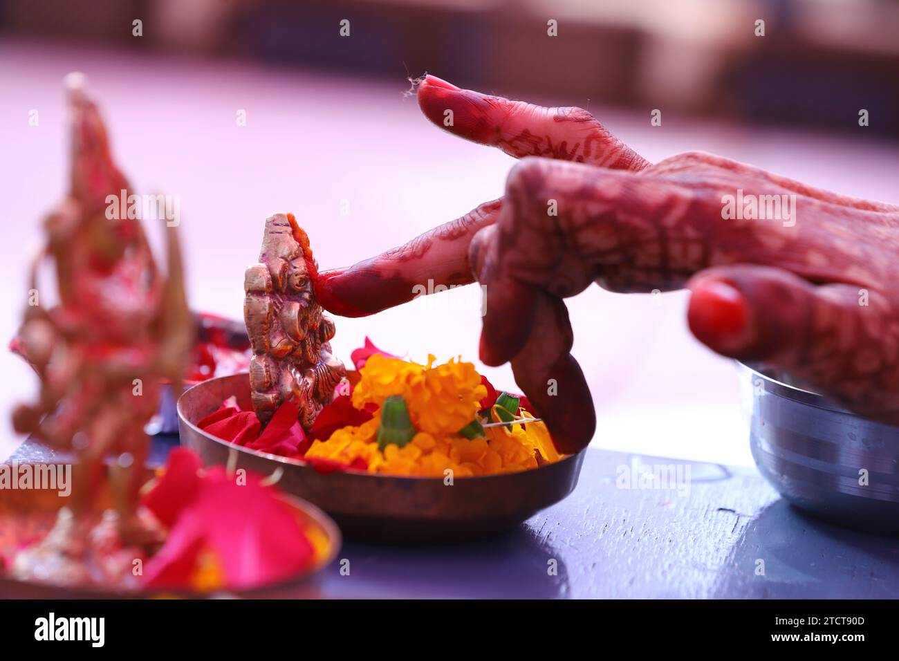 Indiano Selective Focus genitori di sposi e sposi che eseguono la tradizionale Puja Ganesh o pooja prima della cerimonia di nozze indù indiana. Matrimonio su Ganesh Foto Stock