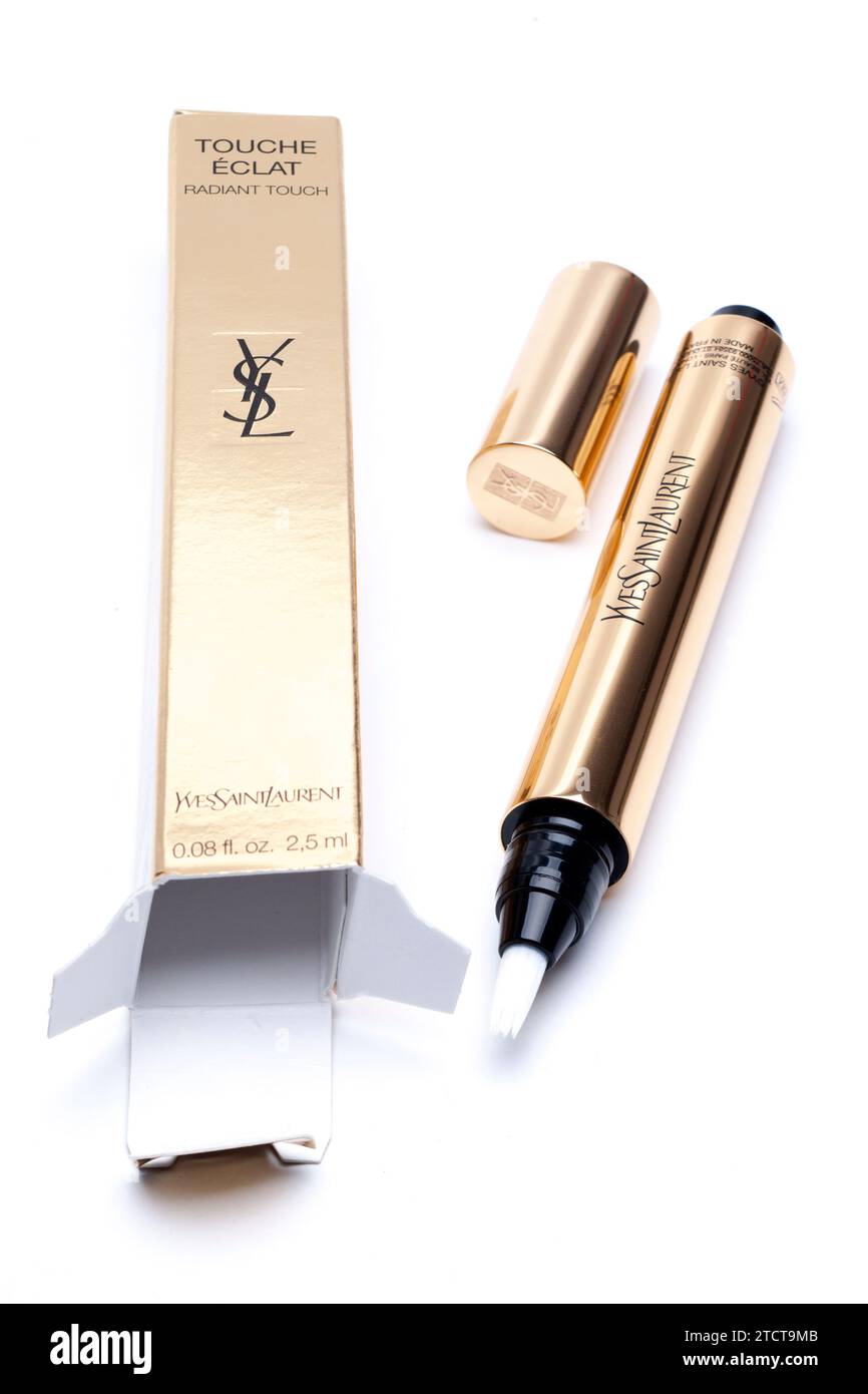 Penna illuminante Yves Saint Laurent Touche Eclat Radiant Touch 2,5 ml su sfondo bianco Foto Stock