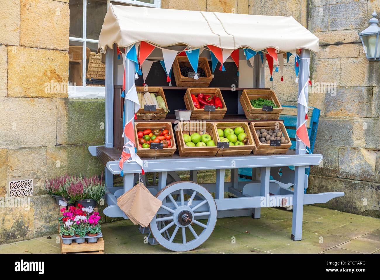 Carrello tradizionale con frutta e verdura fresca. Foto Stock