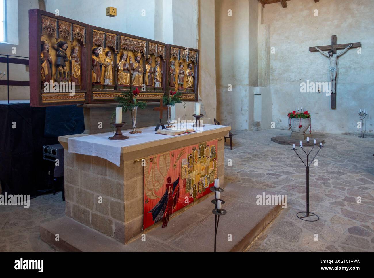 Kloster Drübeck, ehemalige Benediktinerinnen-Abtei, heute Tagungsstätte der Evangelischen Kirche in Mitteldeutschland, Altar mit dreiteiligem Retabel, einer spätgotischen Schnitzarbeit, Die in Halbreliefs Die Krönung Mariens durch Christus zeigt, flankiert von männlichen und weiblichen Heiligen Ilsenburg Sachsen-Andicthalt Deutschland, Ex Benehemalige, Beneschland ** Abbazia di Drübeck, Benediktinerinnen, Benediktinerinnen-Abtei ora centro congressi della Chiesa protestante nella Germania centrale, altare con tre parti retabili, una scultura tardo gotica che mostra l'incoronazione di Maria da parte di Cristo a mezzo rilievo, affiancata da santi maschi e femmine Ilsenburg Foto Stock