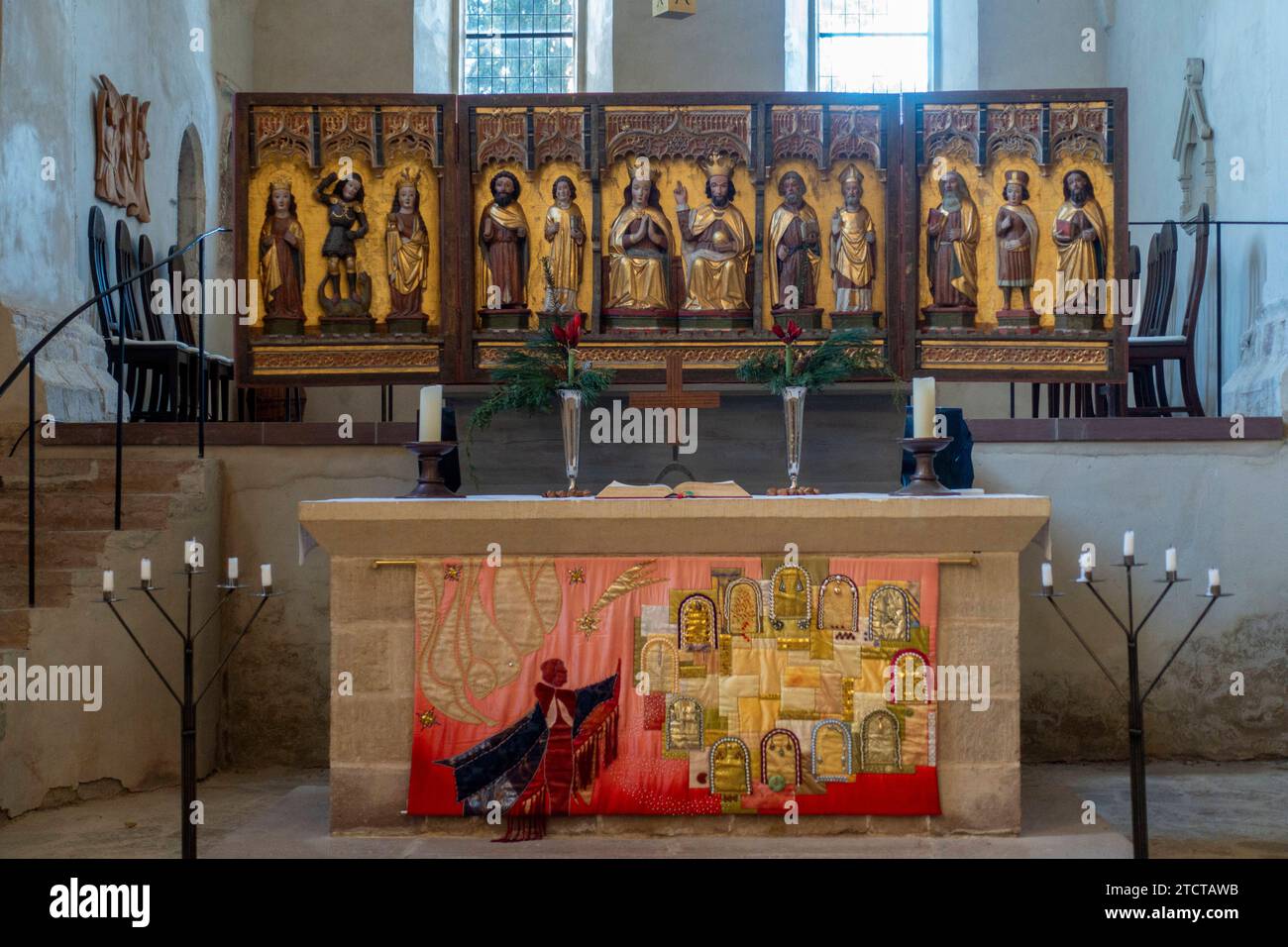 Kloster Drübeck, ehemalige Benediktinerinnen-Abtei, heute Tagungsstätte der Evangelischen Kirche in Mitteldeutschland, Altar mit dreiteiligem Retabel, einer spätgotischen Schnitzarbeit, Die in Halbreliefs Die Krönung Mariens durch Christus zeigt, flankiert von männlichen und weiblichen Heiligen Ilsenburg Sachsen-Andicthalt Deutschland, Ex Benehemalige, Beneschland ** Abbazia di Drübeck, Benediktinerinnen, Benediktinerinnen-Abtei ora centro congressi della Chiesa protestante nella Germania centrale, altare con tre parti retabili, una scultura tardo gotica che mostra l'incoronazione di Maria da parte di Cristo a mezzo rilievo, affiancata da santi maschi e femmine Ilsenburg Foto Stock