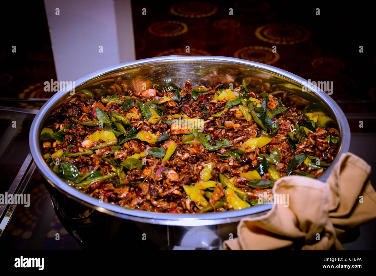 Brinjals speziati fritti con cipolla. Chutney di melanzane batu moju Asia meridionale Foto Stock