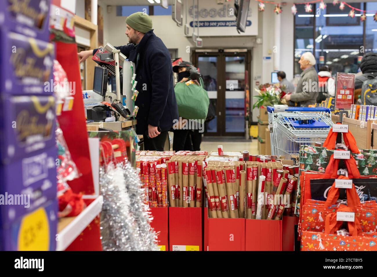 Gli amanti dello shopping natalizio in una filiale di supermercati TESCO nel centro di Londra, Inghilterra, Regno Unito Foto Stock