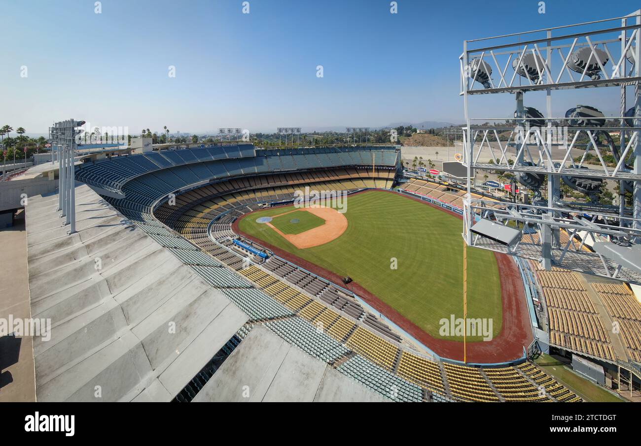 Immagini di droni del Dodger Stadium con lo skyline di Los Angeles visibile in pochi scatti. Foto Stock