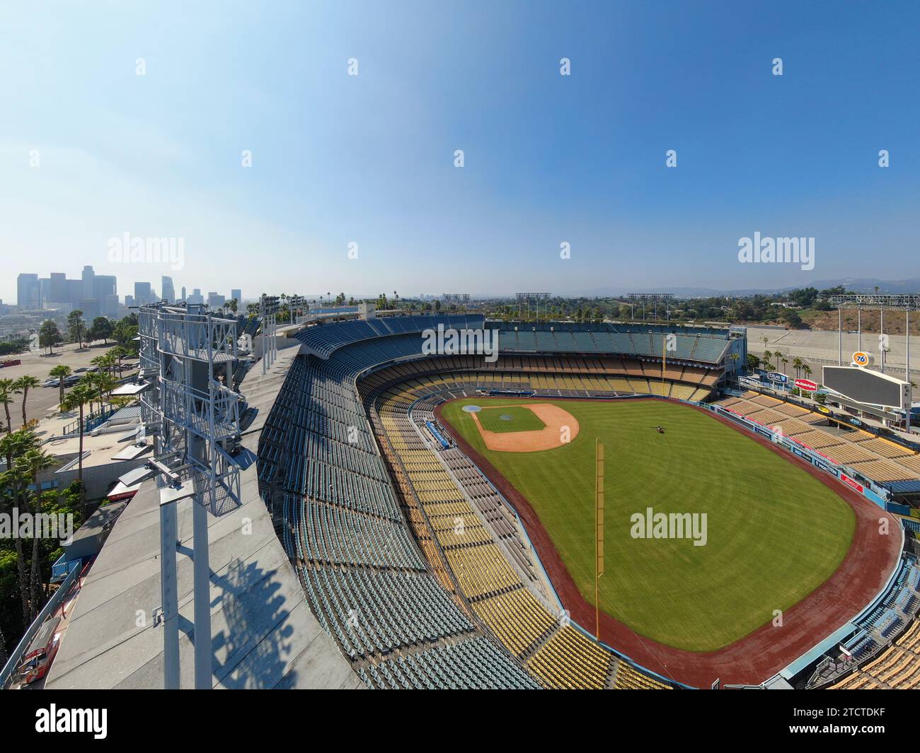 Immagini di droni del Dodger Stadium con lo skyline di Los Angeles visibile in pochi scatti. Foto Stock