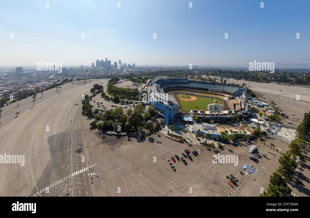 Immagini di droni del Dodger Stadium con lo skyline di Los Angeles visibile in pochi scatti. Foto Stock