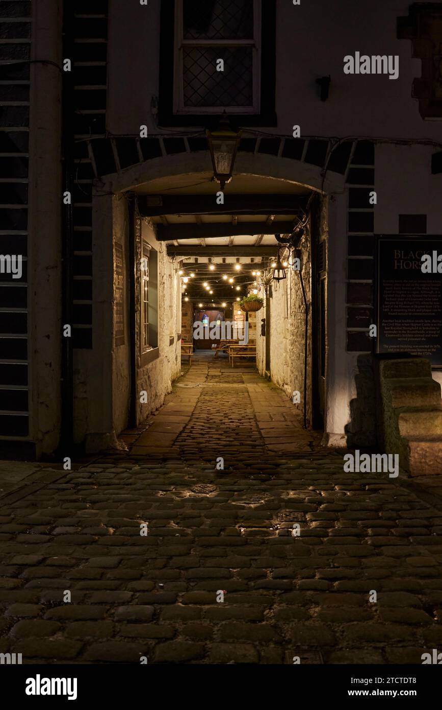 Prima serata e decorazioni natalizie brillano su Skipton High Street e nell'area circostante Foto Stock