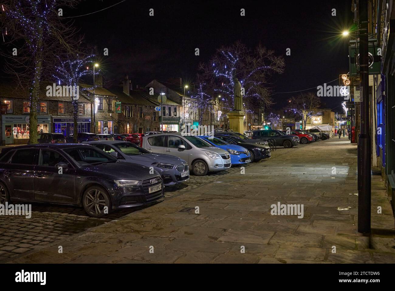 Prima serata e decorazioni natalizie brillano su Skipton High Street e nell'area circostante Foto Stock