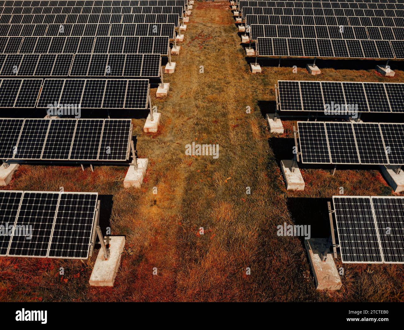 Installazione di correnti solari DTE (517 kW CC) a St. Scuola Clair resa a Marysville, Michigan, USA (tonificazione cinematografica) Foto Stock