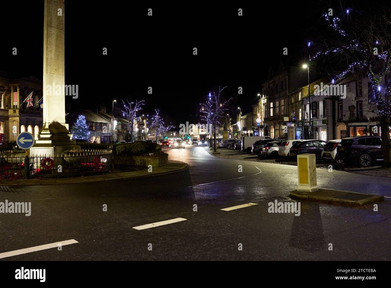 Prima serata e decorazioni natalizie brillano su Skipton High Street e nell'area circostante Foto Stock