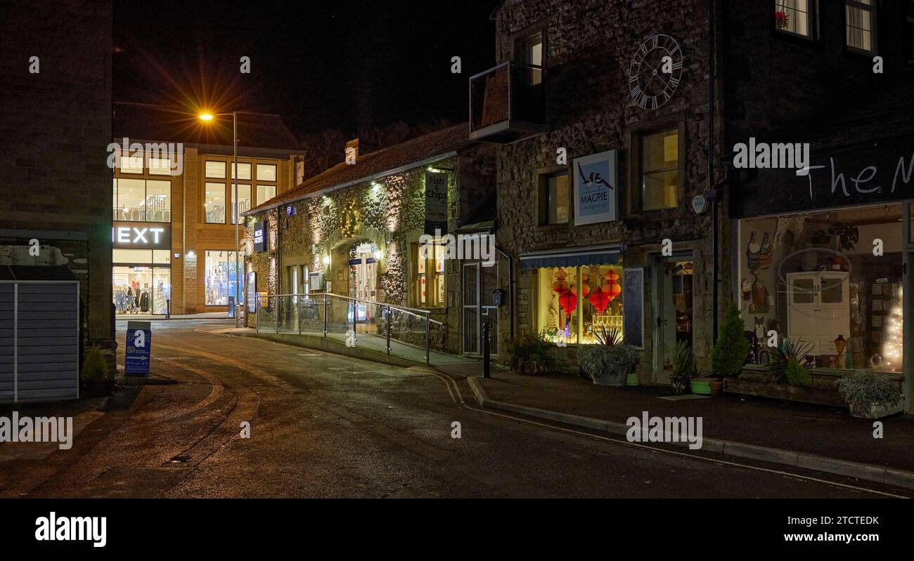 Prima serata e decorazioni natalizie brillano su Skipton High Street e nell'area circostante Foto Stock