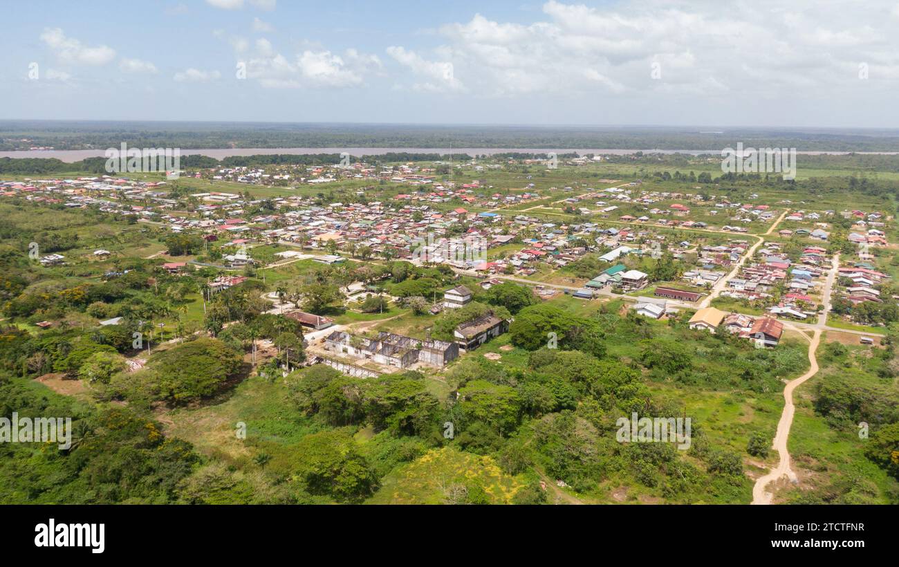 Ritmi Riverside nel cuore della città: Dove l'energia urbana incontra il flusso calmante. 🌊🏙️ #RiverCityVibes #CityscapeSerenity' Foto Stock