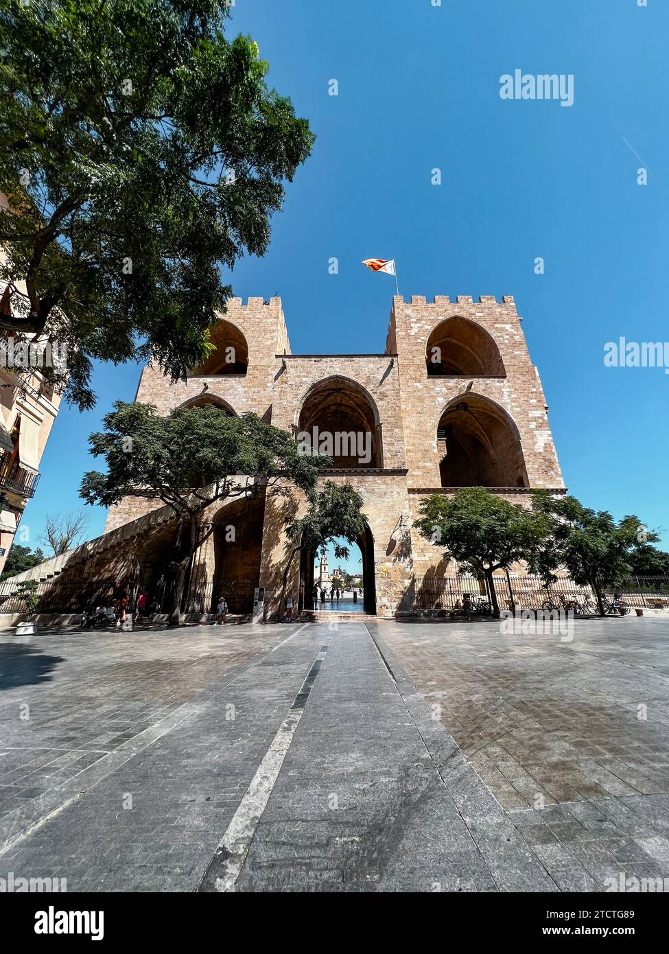 Valencia, Spagna - 3 settembre 2022: La porta Serrans o porta Serranos è una delle dodici porte che facevano parte dell'antica cinta muraria della città, la Muralla Cri Foto Stock