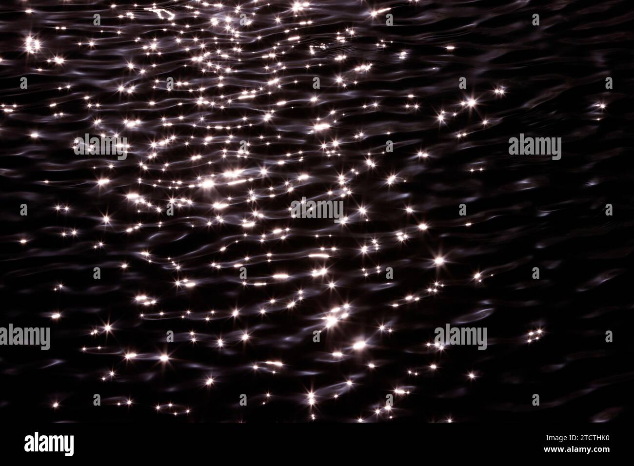 Sole splendente di riflessione d'acqua. Riflessi sul fiume sfondo dinamico. Foto Stock