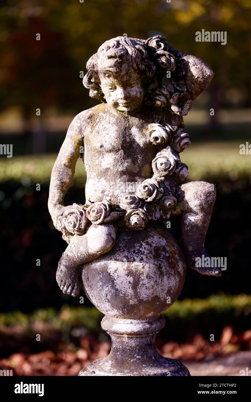 Statua di un bambino in un parco. Foto Stock