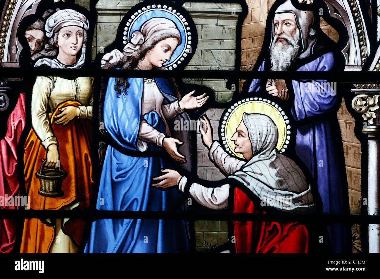 Chiesa di Saint Leonard. Vetro colorato. La Visitazione è la visita di Maria, incinta di Gesù, ad Elisabetta, incinta di Giovanni il B. Foto Stock