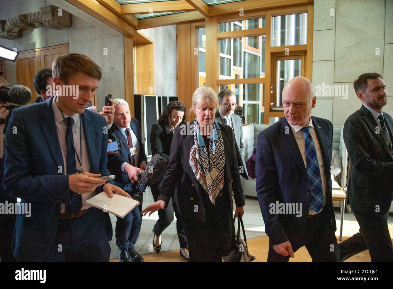 Edimburgo, Scozia, Regno Unito. 14 dicembre 2023. NELLA FOTO: (C) Shona Robison MSP, primo ministro della Scozia, visto camminare mentre giornalisti e membri dei media cercano di convincerla a rispondere alle domande. Sessione settimanale di domande dei primi ministri a Holyrood al Parlamento scozzese. Credito: Colin D Fisher credito: Colin Fisher/Alamy Live News Foto Stock