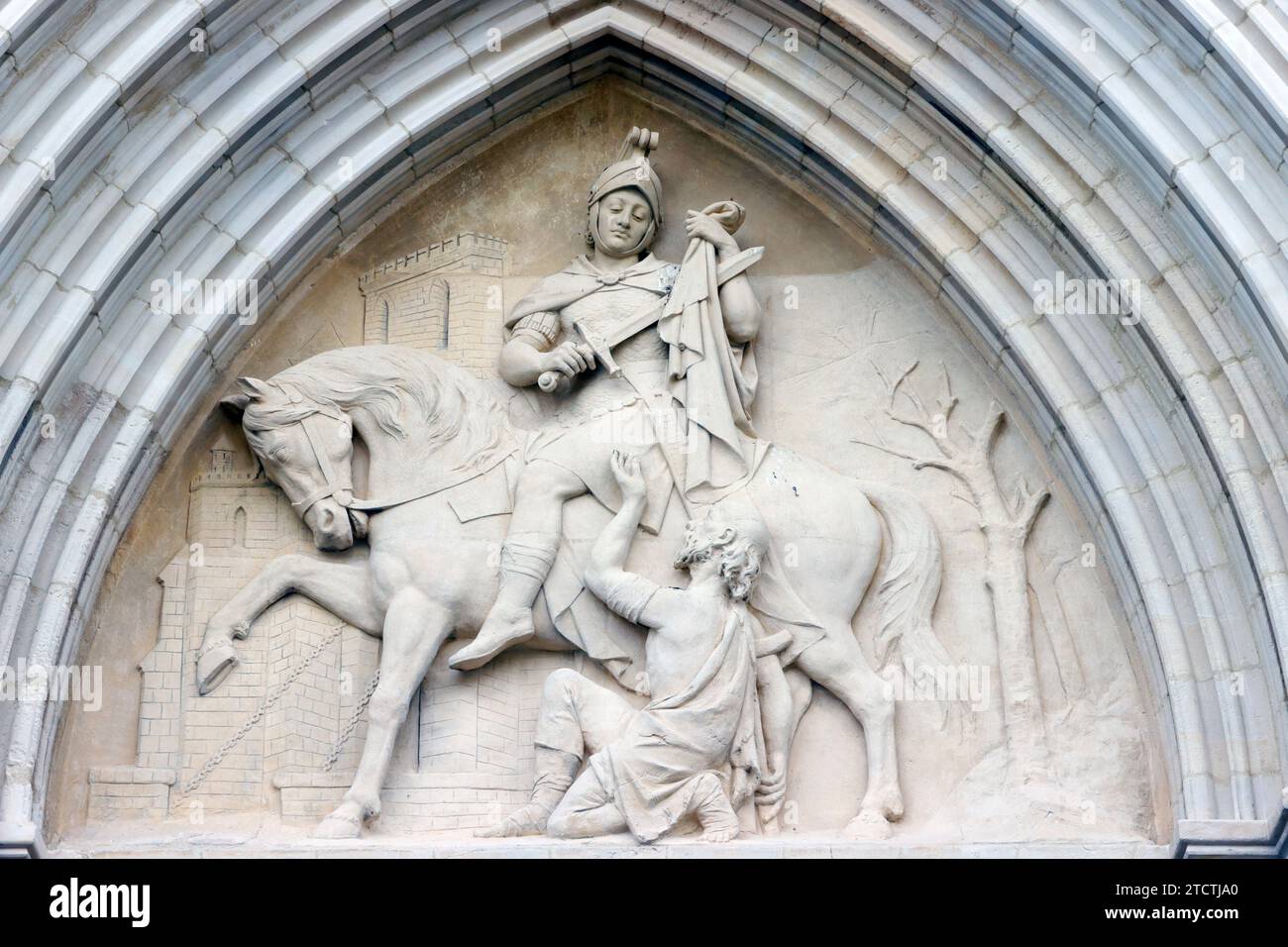 Chiesa di Saint Martin. Statua di Saint Martin che si taglia il mantello in due. Villiers sur Mer. Francia. Foto Stock