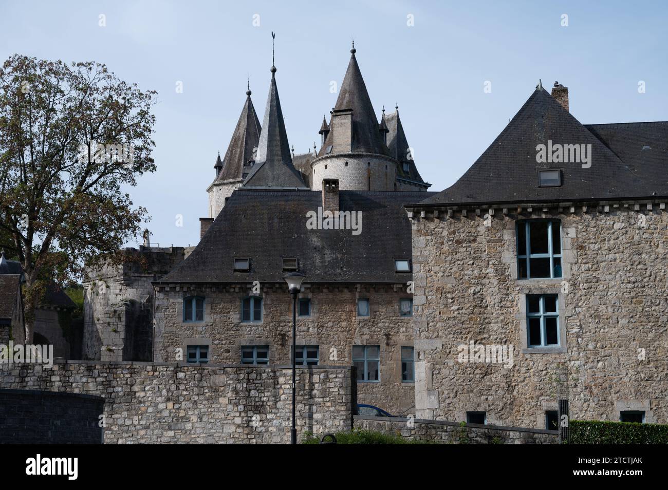 Camminando nella più piccola città medievale del mondo Durbuy sul fiume Ourthe, Ardennen, Belgio, nelle giornate di sole Foto Stock