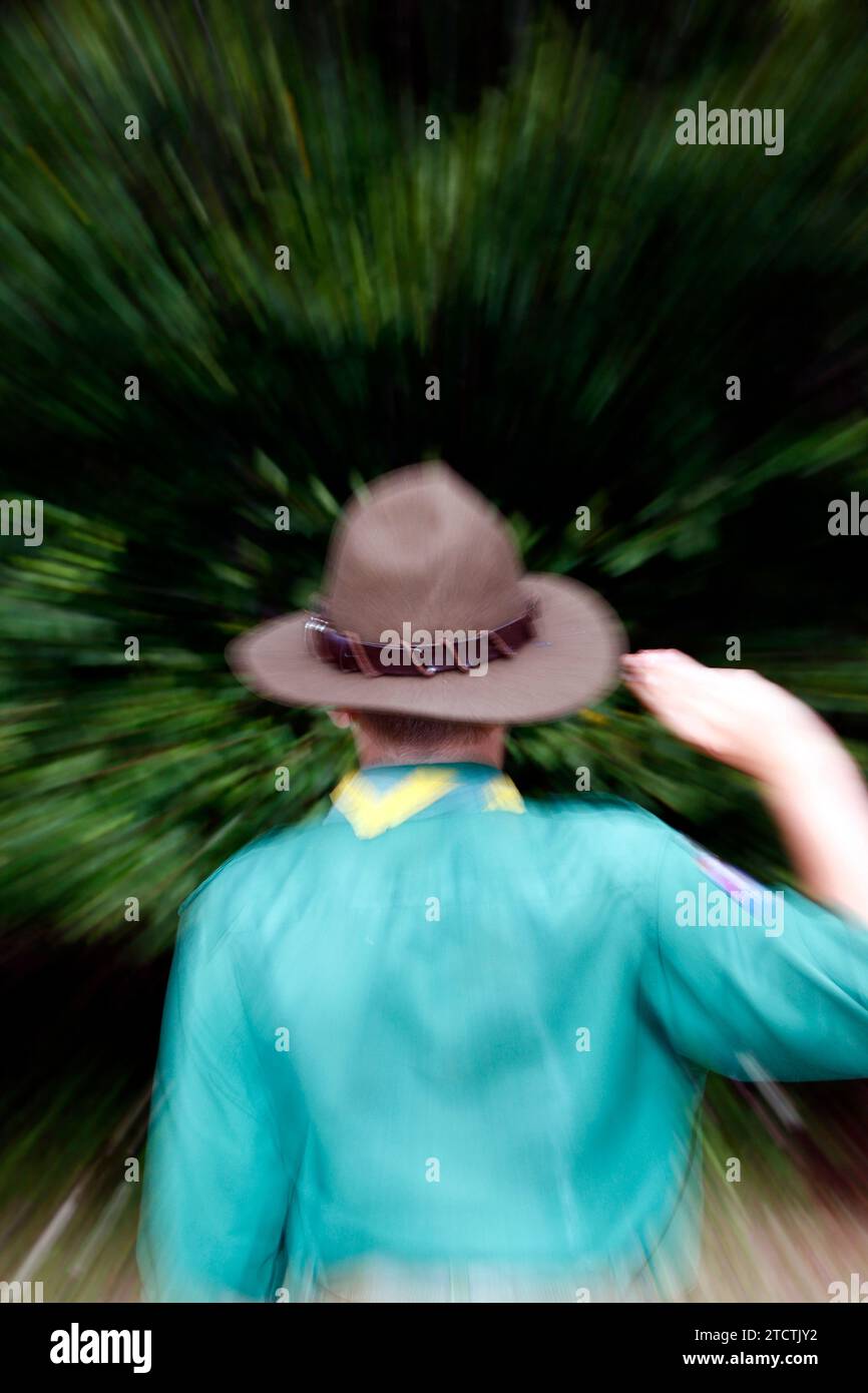 Il boy scout in uniforme esegue un saluto di tre dita. Gesto della mano del simbolo scout. Francia. Foto Stock