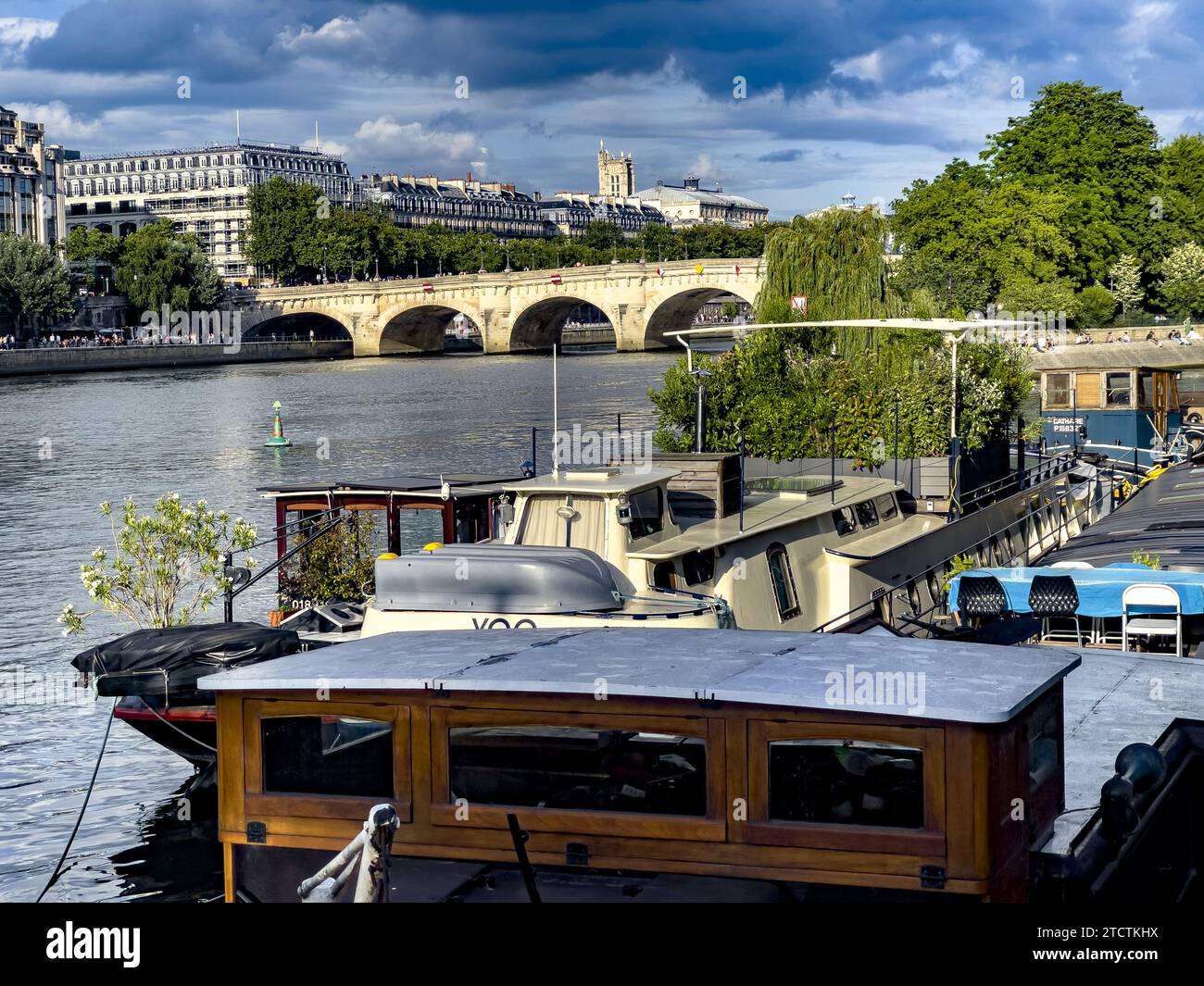 Barca, ponte ed edifici lungo la Senna a Parigi, Francia Foto Stock