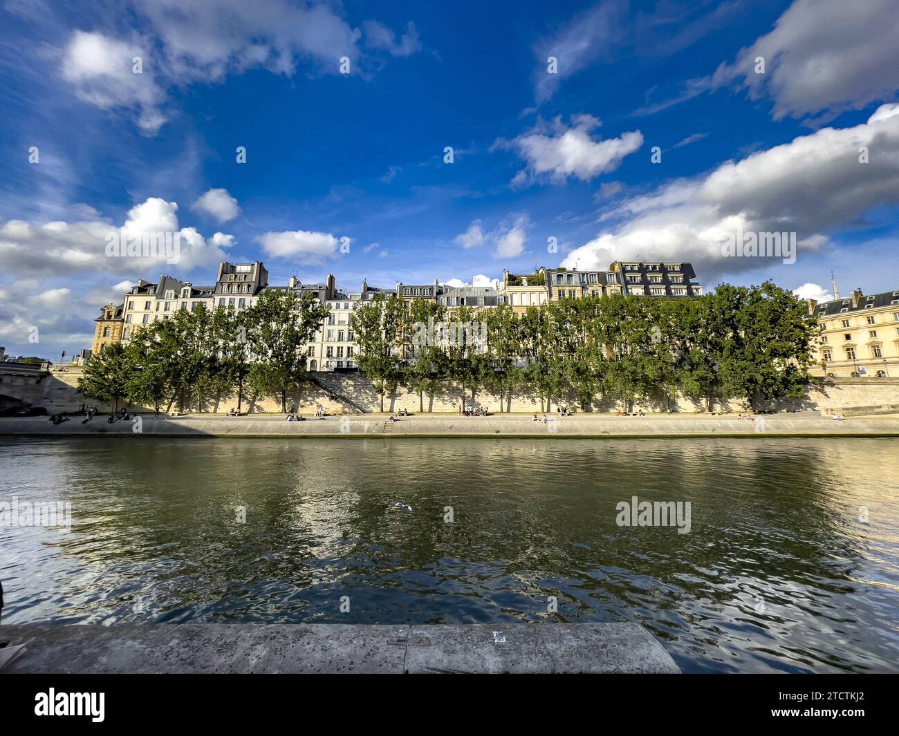 Riva della Senna ed edifici a Parigi, Francia Foto Stock