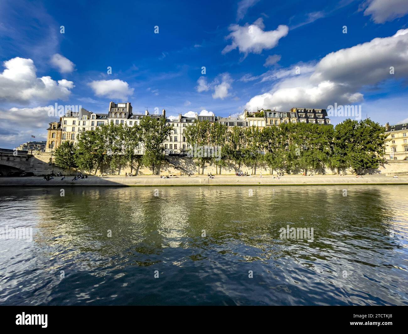 Riva della Senna ed edifici a Parigi, Francia Foto Stock