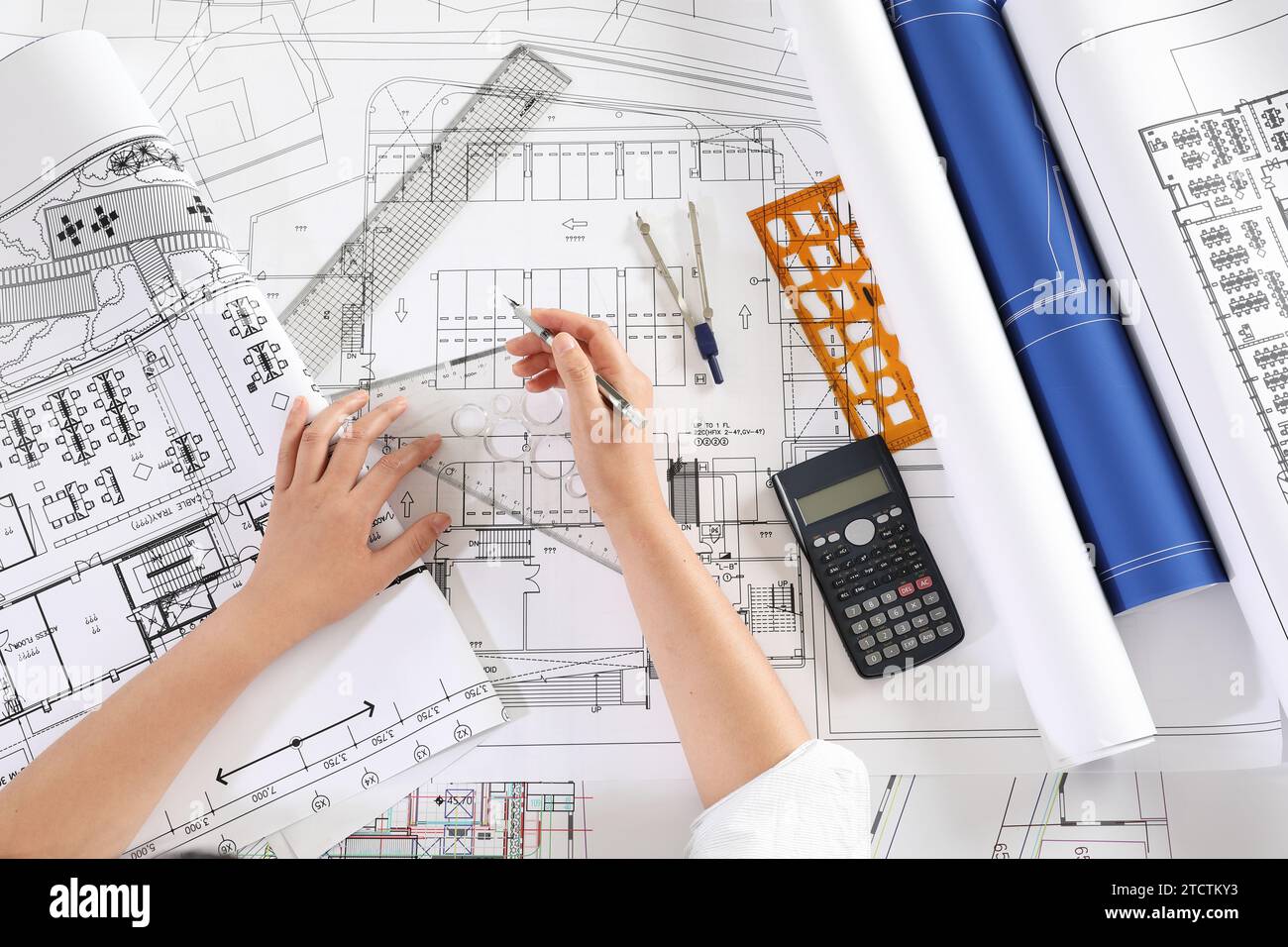 Ingegnere donna che progetta progetti architettonici alla scrivania dell'ufficio Foto Stock