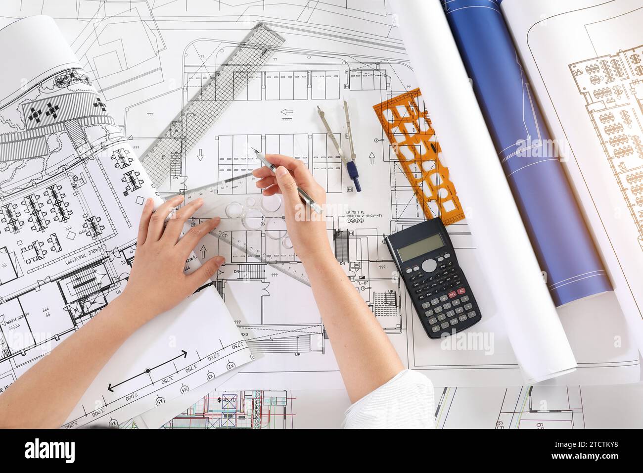 Ingegnere donna che progetta progetti architettonici alla scrivania dell'ufficio Foto Stock