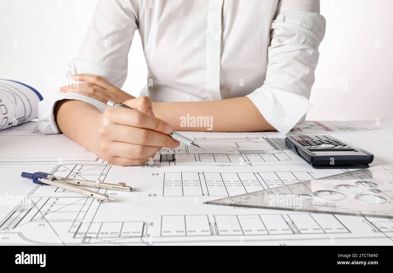 Ingegnere donna che progetta progetti architettonici alla scrivania dell'ufficio Foto Stock