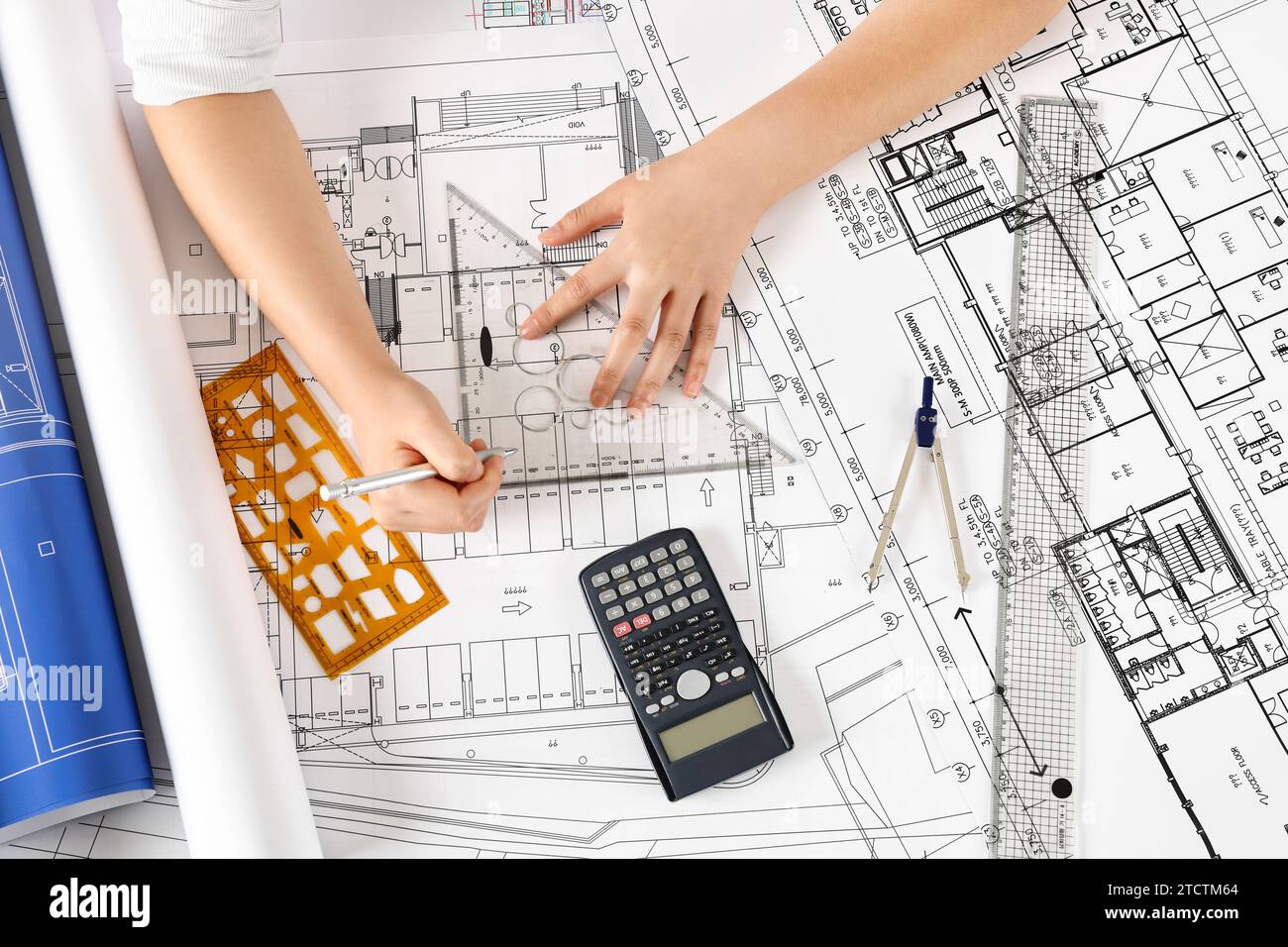 Ingegnere donna che progetta progetti architettonici alla scrivania dell'ufficio Foto Stock