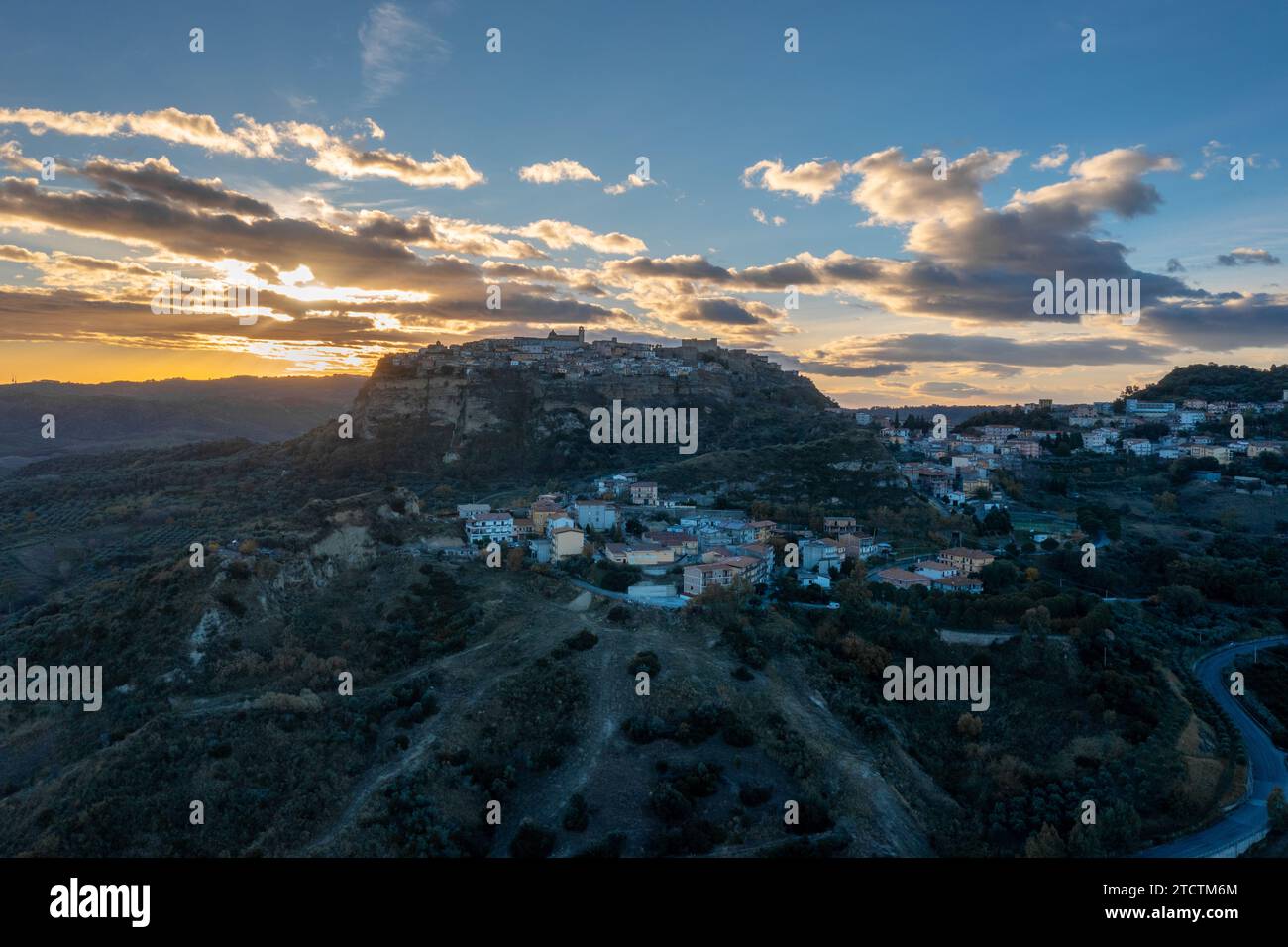 Santa Severina, Italia - 6 dicembre 2023: Vista droni del villaggio collinare di Santa Severina in Calabria all'alba Foto Stock