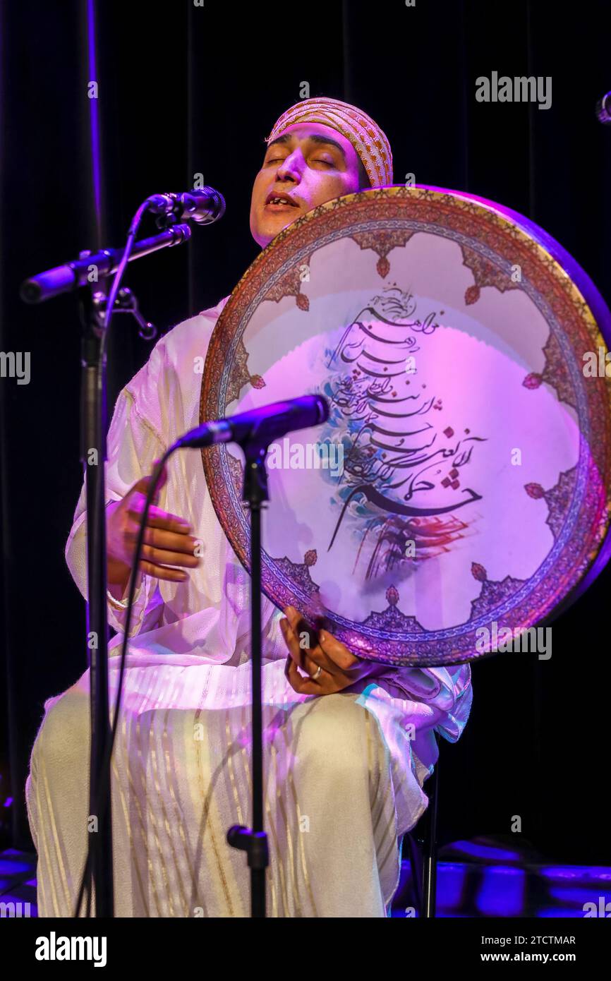 Abdelkader Ghayt e la Samaa Orchestra si esibiscono alla Paris Music Factory del 360 nella notte del destino (Laylat al Qadr muslim festival), Parigi, Francia Foto Stock