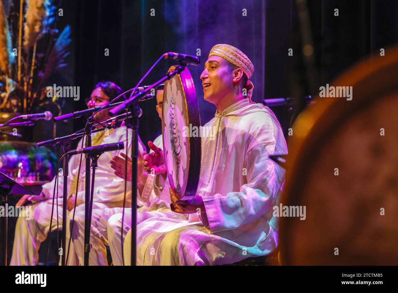 Abdelkader Ghayt e la Samaa Orchestra si esibiscono alla Paris Music Factory del 360 nella notte del destino (Laylat al Qadr muslim festival), Parigi, Francia Foto Stock