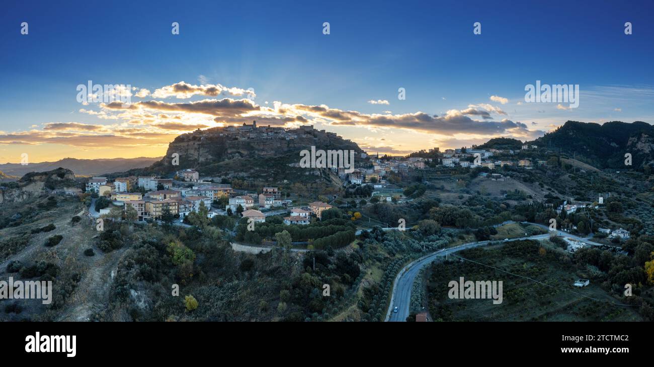 Santa Severina, Italia - 6 dicembre 2023: Vista panoramica con droni del villaggio collinare di Santa Severina in Calabria all'alba Foto Stock