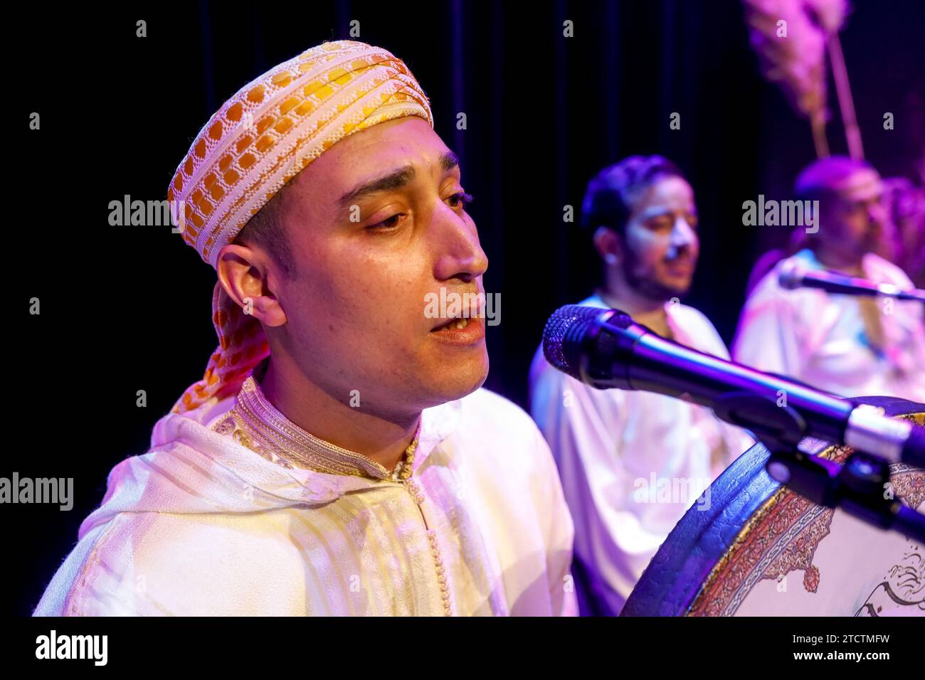 Abdelkader Ghayt e la Samaa Orchestra si esibiscono alla Paris Music Factory del 360 nella notte del destino (Laylat al Qadr muslim festival), Parigi, Francia Foto Stock