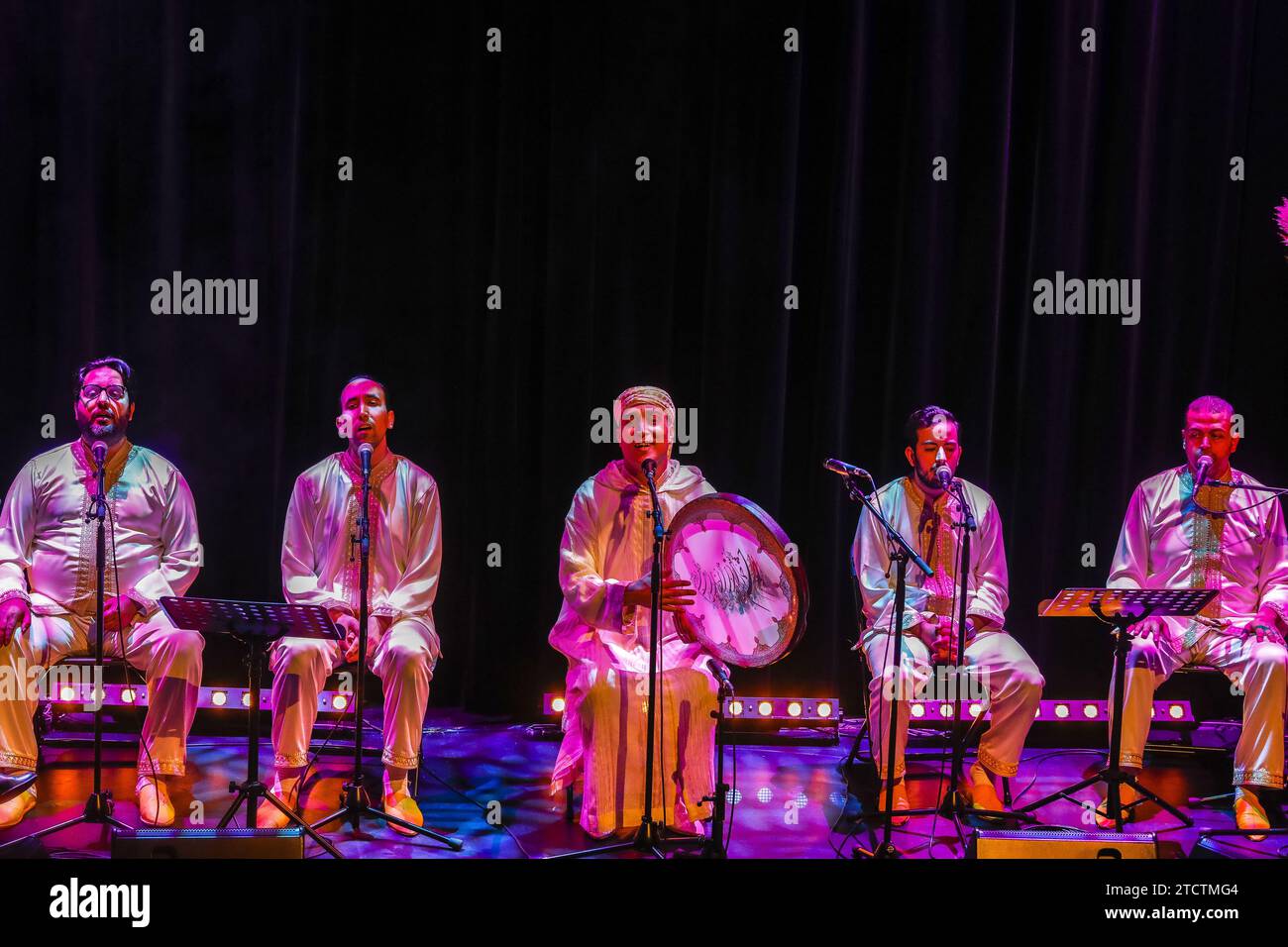 Abdelkader Ghayt e la Samaa Orchestra si esibiscono alla Paris Music Factory del 360 nella notte del destino (Laylat al Qadr muslim festival), Parigi, Francia Foto Stock