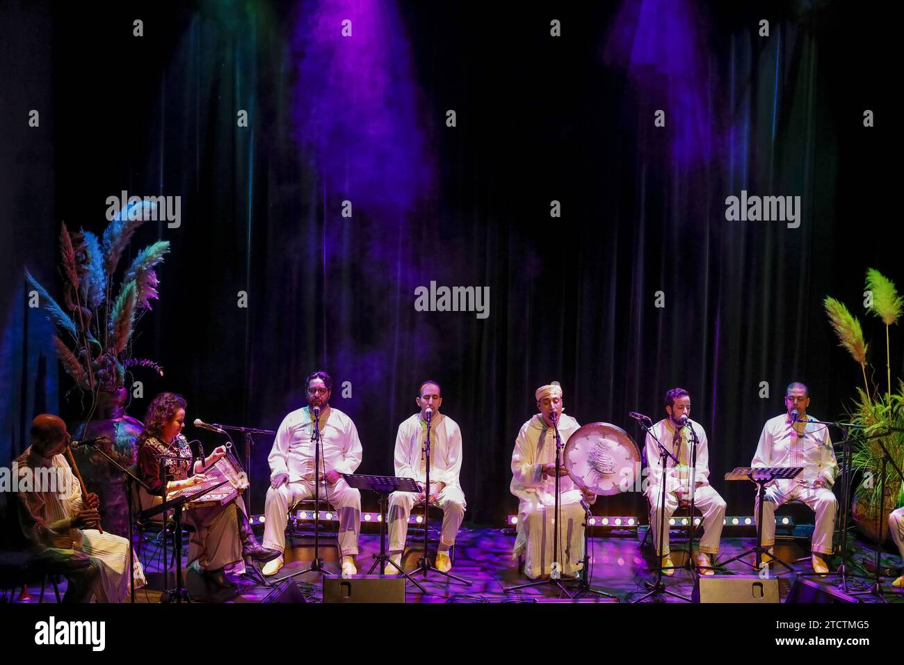 Abdelkader Ghayt e la Samaa Orchestra si esibiscono alla Paris Music Factory del 360 nella notte del destino (Laylat al Qadr muslim festival), Parigi, Francia Foto Stock